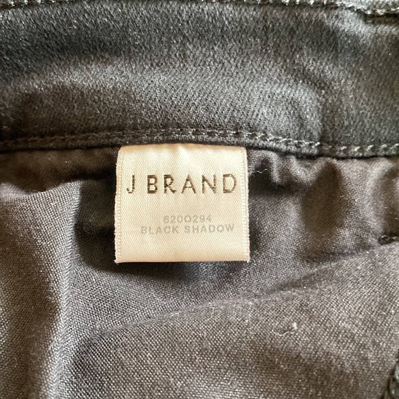 J Brand ladies denim in dark black. Size 25 with lots of stretch. - Picture 5 of 9